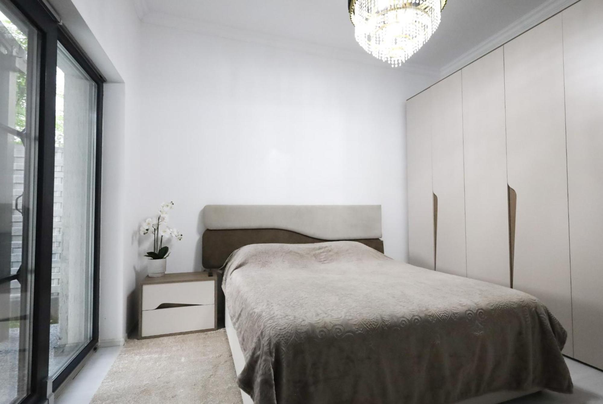 Grey House * Bucureşti